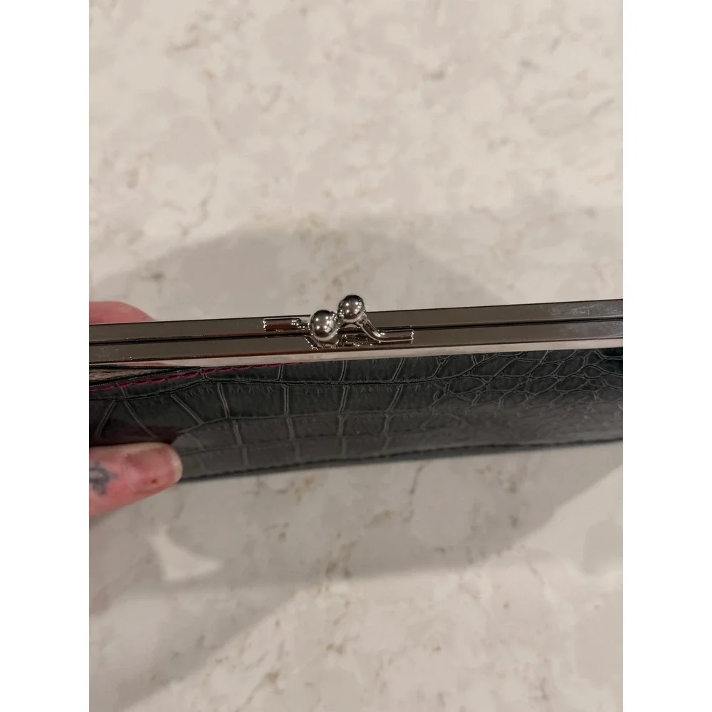 Gray Faux Crocodile Embossed Vegan Leather Clutch With Kiss Lock preppy Formal‎